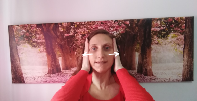 Automasaje facial japonés para rejuvenecer a través de la técnica de estiramiento del rostro de Chizu Saeki.